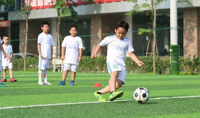 Dạy bóng đá cho trẻ em cần phải theo giáo trình