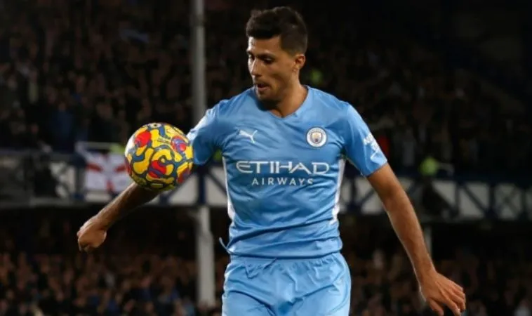 lỗi chạm tay trong bóng đá