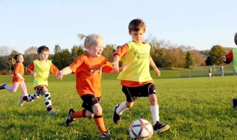 Cho trẻ chơi bóng đá tăng cường kỹ năng làm việc nhóm