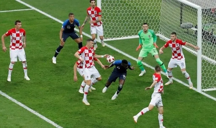 Lỗi chạm tay trong bóng đá